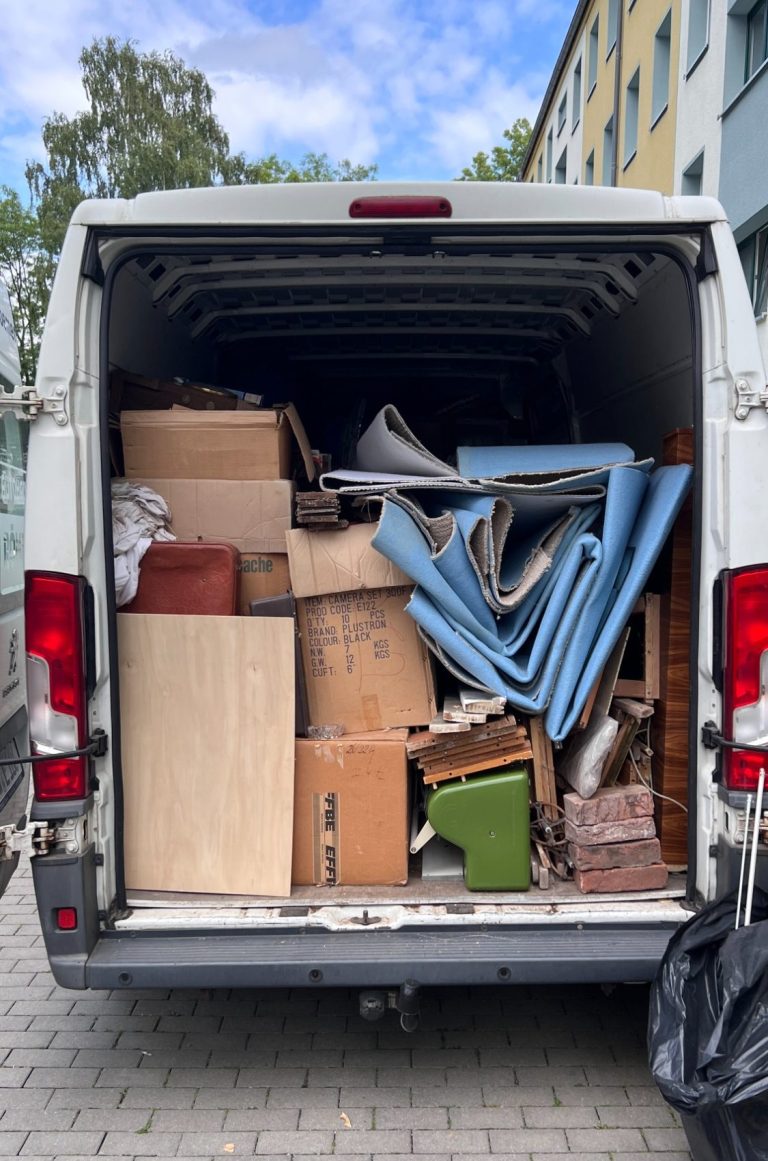 Transporter mit Möbeln und Kisten – umweltfreundliche Entrümpelung von Haushaltsauflösung Fiedler